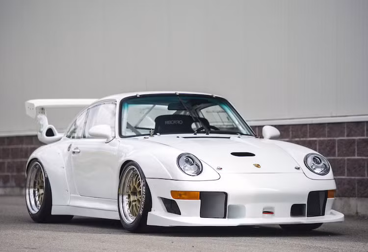 Ra mắt lần đầu vào năm 1993, Porsche 911 GT2 vốn là một mẫu xe đua được chế tạo để tham gia vào các thể thức đua GT khác nhau của Liên đoàn đua ôtô Thế giới (FIA). Chiếc GT2 đầu tiên dựa trên phiên bản 911 Turbo thuộc thế hệ Porsche 911 993, nhưng có trọng lượng nhẹ hơn do chỉ dẫn động cầu sau thay vì 4 bánh.