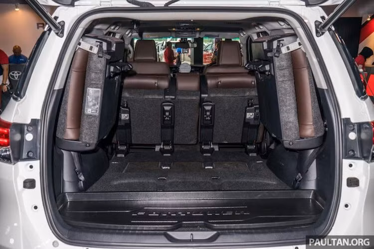 Fortuner 2016 cũng có tới 3 hàng ghế, cho phép 7 người có thể ngồi trong xe. Hàng ghế cuối cùng của xe có khả năng gập 50/50 về phía hai bên thân xe thay vì gập phẳng dưới sàn như nhiều đối thủ. Khoang hành lý của Fortuner cũng được trang bị sẵn một tấm lót bằng nhựa dẻo có vách ngăn, hữu dụng khi cần chở những hành lý có nước.