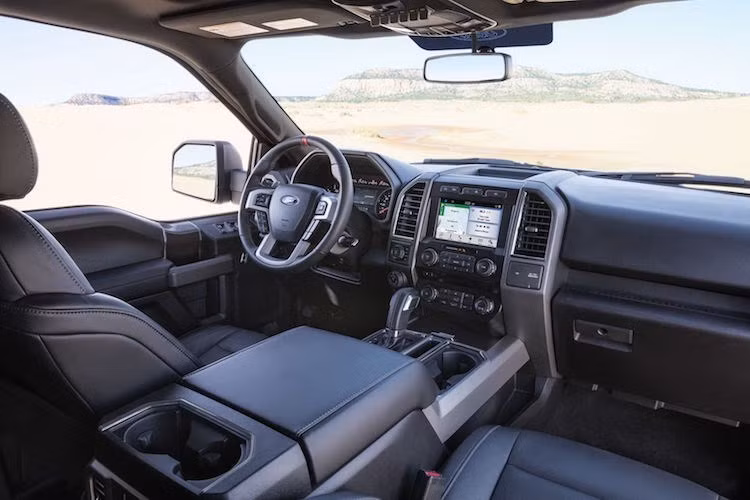 Bên trong nội thất, F150 Raptor cũng được thiết kế các chi tiết góc cạnh, mạnh mẽ và đầy đủ tiện nghi. Do có trục cơ sở lớn hơn, phiên bản cabin có khả năng ngồi 5 người lớn, thay vì chỉ chở được 2 người như bản cabin đơn.