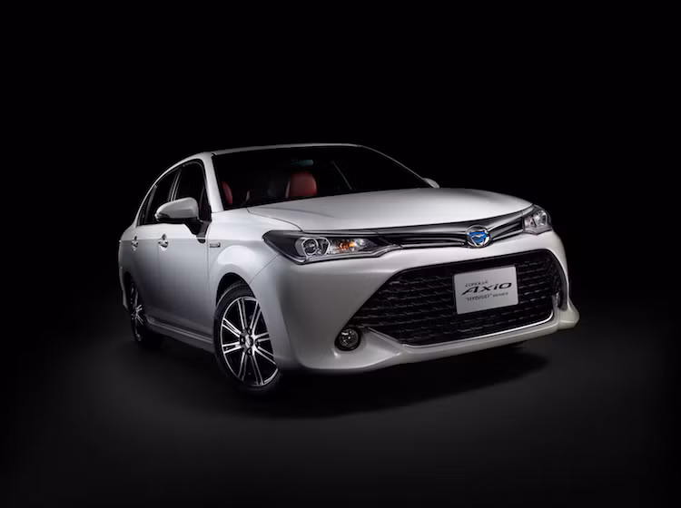 Chỉ được bán tại các mạng lưới đại lý Corolla với giá 2,4 triệu Yên (tương đương 506 triệu đồng), phiên bản Corolla Axio 50th Anniversary mới hoàn toàn không có sự thay đổi về thiết kế và động cơ so với những chiếc Corolla Axio G-Hybrid bình thường.