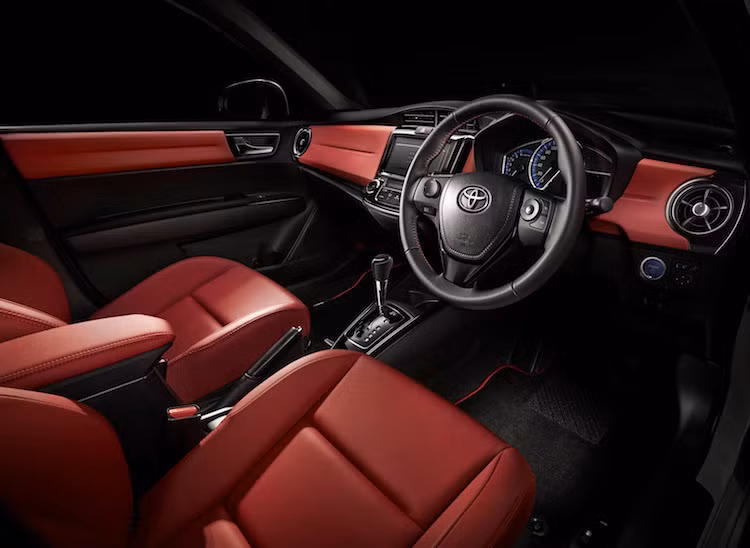 Sắp tới, chiếc Corolla Axio 50th Anniversary sẽ có dịp được trưng bày bên cạnh phiên bản Corolla thế hệ đầu tiên tại một lễ hội xe cổ ở trung tâm triển lãm Makuhari Messe ở thành phố Chiba - Nhật Bản.