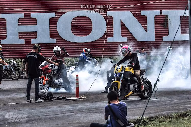 Drag Day Party là một lễ hội đua drag dành cho những biker phân khối lớn đam mê bộ môn tốc độ từ năm 2014. Ban đầu, Drag Day Party vốn là một sự kiện chỉ dành riêng cho những chiếc xe môtô khủng như Harley-Davidson nhưng hiện nay, nó đã trở thành một ngày hội chung cho các "tín đồ" của bộ môn drag môtô tại Thái Lan.