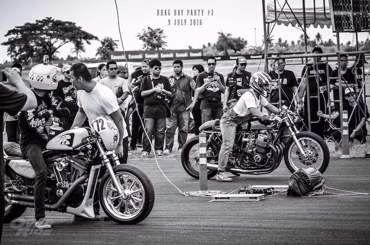 Harley-Davidson Sportster độ drag đang chuẩn bị "so tài" cùng Honda CB750 Cafe Racer hướng tới tốc độ.