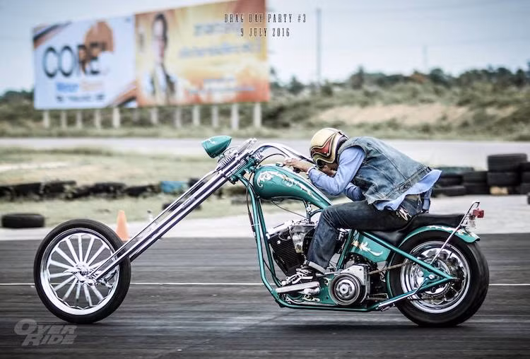 Thậm chí một số "dân chơi" còn đem cả những chiếc xe độ chopper vốn chỉ thường được sử dụng để "chạy thanh cảnh" ra thi đấu trên đoạn đường thẳng.