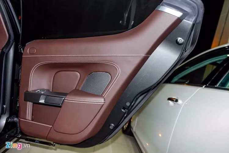 Cánh cửa mở kiểu thiên nga là thiết kế đặc trưng trên siêu xe Aston Martin thời gian gần đây. Aston Martin tạm dừng hợp đồng với nhà thầu phụ Magna Steyr từ giữa năm 2012 do kết quả kinh doanh không như mong đợi của Rapide.