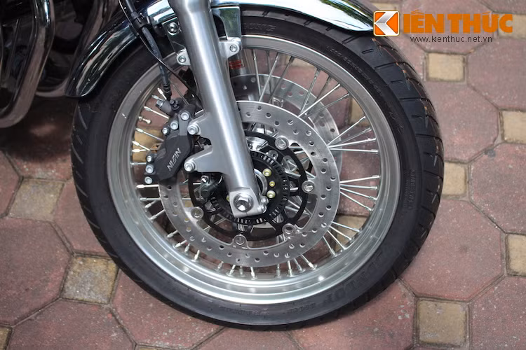 Sự khác biệt giữa 2 phiên bản CB1100 và CB1100EX đó là phiên bản EX sử dụng bánh căm hoài cổ, trong khi bản CB1100 thường dùng vành đúc 5 cánh hiện đại hơn. Là một mẫu xe mới, hệ thống phanh của CB1100EX gồm 2 đĩa phía trước, heo Nissin 2 pis mỗi bên và có trang bị ABS. Lốp trước có săm và sử dụng kích thước 110/70/17.