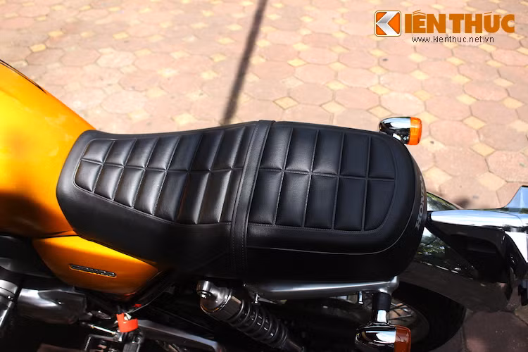 Bộ yên của CB1100EX có thiết kế dày đặn với các múi nổi, đme tới cảm giác thoải mái khi đi đường xa.