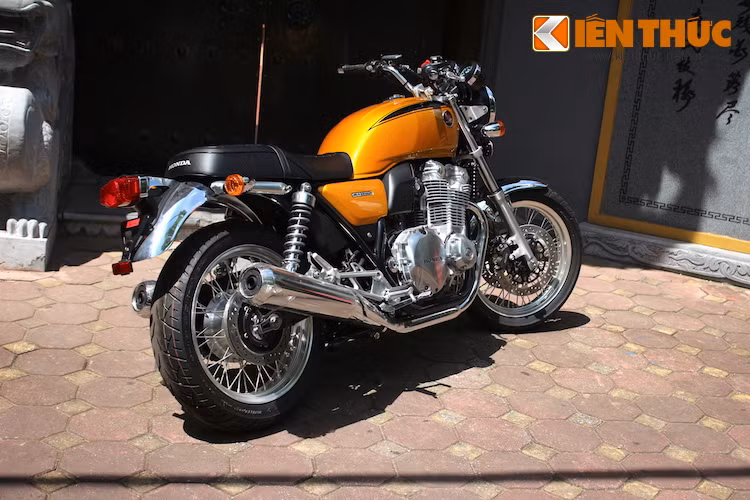 Phiên bản Honda CB1100EX đặc biệt này đã được một cửa hàng bán môtô nhập khẩu từ Nhật đưa về Việt Nam và hiện đang được treo giá 19.500 USD (tương đương 435 triệu đồng).