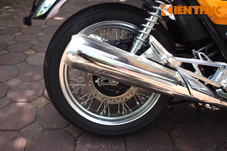 Xe được trang bị ống xả kép đặt đối xứng, đưa khí thải từ từng cặp xi-lanh ra hai bên thân xe. Bánh sau của CB1100EX cũng có đường kính 18 inch, nhưng sử dụng lốp 140/70/18.