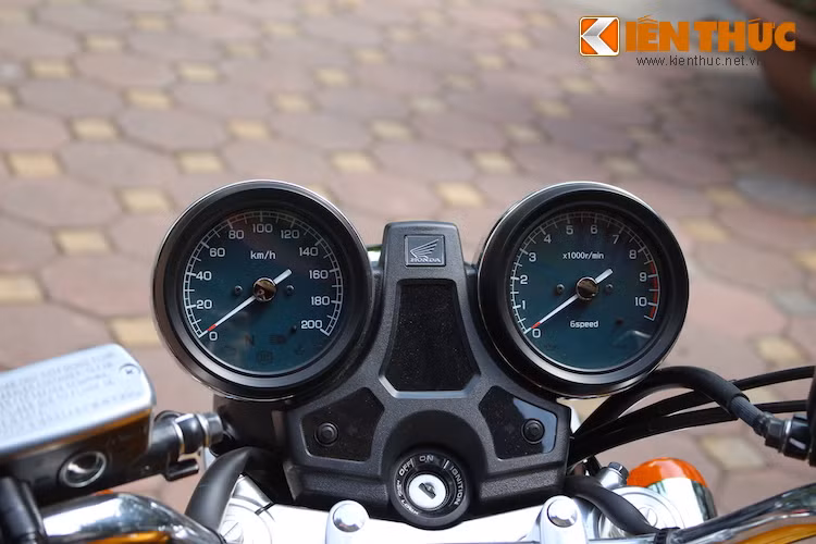 Bảng đồng hồ của chiếc xe cũng được giữ nguyên thiết kế của một mẫu xe nam cổ điển với 2 đồng hồ báo tua/báo tốc nằm đối xứng. Tuy nhiên ở giữa chúng nay là một màn hình hiển thị đa thông tin nhỏ, có khả năng chuyển qua lại các chế độ hiển thị nhờ 2 nút bấm nhỏ bên dưới.