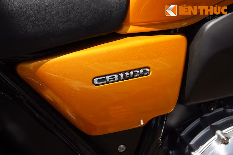 2 tấm ốp bên thân xe của phiên bản đặc biệt này ngoài màu sơn Sunrise Orange Metalflake ra thì hoàn toàn không có sự khác biệt nào so với các bản thường, với tem chữ nổi CB1100 mạ chrome sang trọng.
