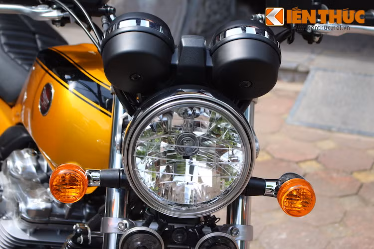 Được thiết kế theo phong cách hoài cổ, Honda CB1100EX sở hữu kiểu dáng tương tự như những mẫu xe nam côn tay cổ điển từ thập niên 70. Phần đầu xe đơn giản với đèn pha tròn có kích thước lớn và 2 đèn xi-nhan nhỏ nằm bên cạnh.