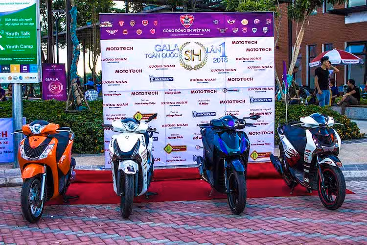 Gala Honda SH cũng đã có riêng một cuộc thi xe độ đẹp, tại đây quy tụ những chiếc SH được độ độc đáo và khiến cho những người chơi không khỏi "thèm khát".