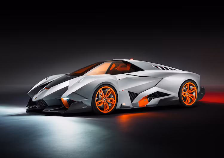 Năm 2013, Lamborghini đã từng "gây sốc" cả Thế giới xe khi tạo ra Egoista nhằm kỷ niệm 50 năm thành lập hãng và... sự ích kỷ. Không chỉ có thiết kế quái đản, mẫu siêu xe 1 chỗ ngồi này còn được sản xuất từ các vật liệu cao cấp như nhôm, sợi carbon và cả... một số chất liệu chống sóng radar như máy bay.