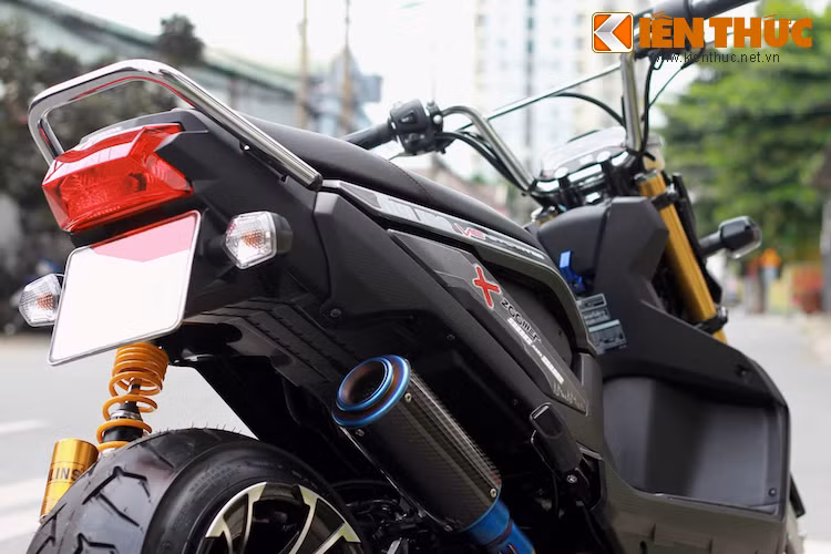 Dù có phần vỏ nhựa ở hai bên khá hẹp nhưng chủ xe cũng không quên đặt riêng cho chiếc Zoomer X của mình một bộ tem được thiết kế riêng, với các viền khớp theo hình dáng hai bên thân rất độc đáo của xe.