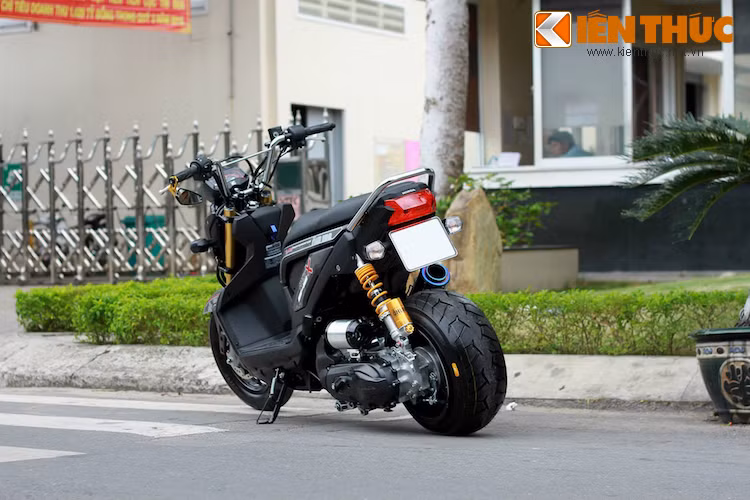 Chiếc xe tay ga cá tính Honda Zoomer X nhập khẩu từ Thái Lan đã càng trở nên độc đáo và cá tính hơn khi được chủ xe trang bị cho bộ nối gắp và bánh sau cực "khủng".