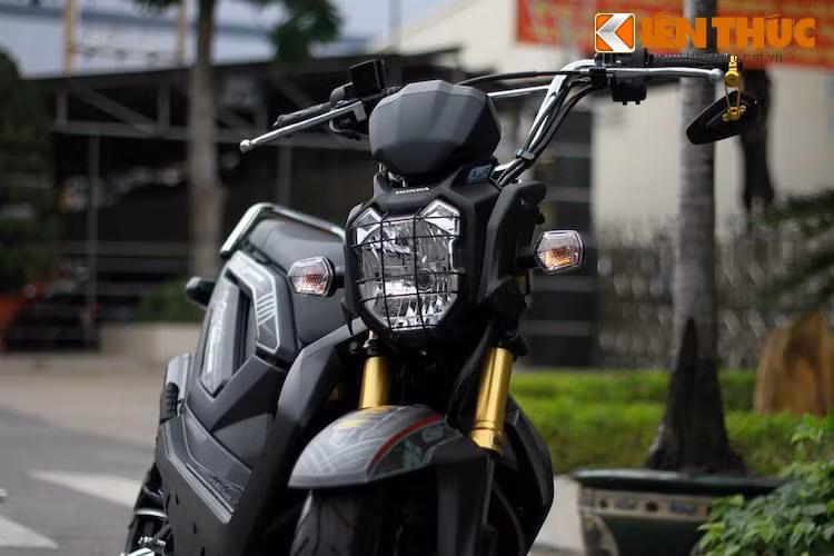 Với bản độ này, kiểu dáng nguyên bản của chiếc Honda Zoomer X vốn khá độc đáo đã được chủ xe giữ lại và nếu nhìn chính diện từ phía trước, ít ai nghĩ rằng đây là một trong những chiếc Zoomer X độ độc đáo nhất tại Việt Nam hiện nay.