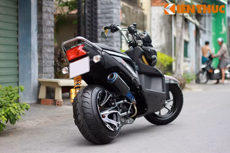 Sự độc đáo của mẫu xe độ này hội tụ hoàn toàn ở "dàn chân" phía sau xe. Để khiến Zoomer X có dáng "trường" hơn, chủ xe đã đặt hàng bộ kéo dài gắp dành riêng cho dòng xe này từ Thái Lan. Khối động cơ 110 cc nguyên bản của Zoomer X cũng được giữ nguyên, chỉ có thêm cây pô độ lon ngắn bằng sợi carbon.
