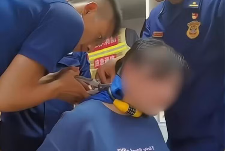 Con trai khoa co me vao nhung khong biet mat khau de mo-Hinh-2