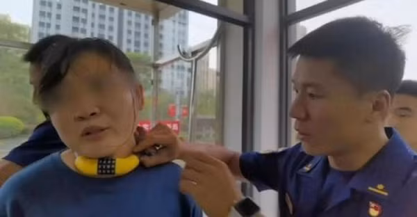 Con trai khoa co me vao nhung khong biet mat khau de mo