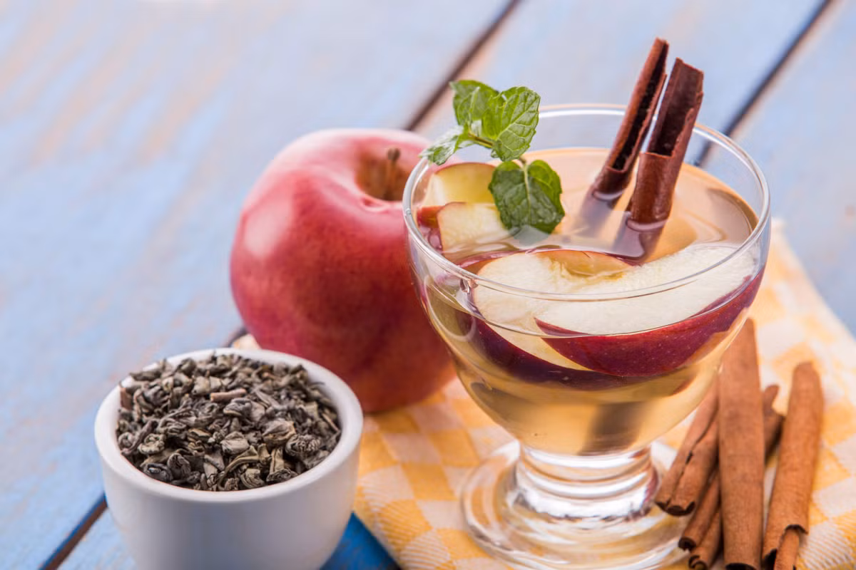Nếu thích táo, bạn có thể tự làm cho mình một ly nước detox táo và quế - loại nước detox cực kỳ phổ biến trên toàn thế giới. Ảnh: yobo.