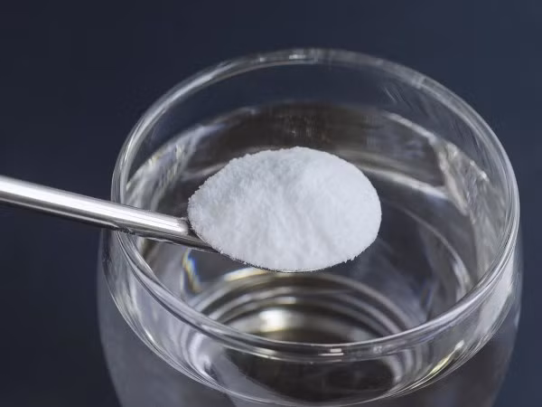 Bạn có thể súc nước muối để điều trị loét miệng do muối có đặc tính kháng khuẩn và khử vi trùng.