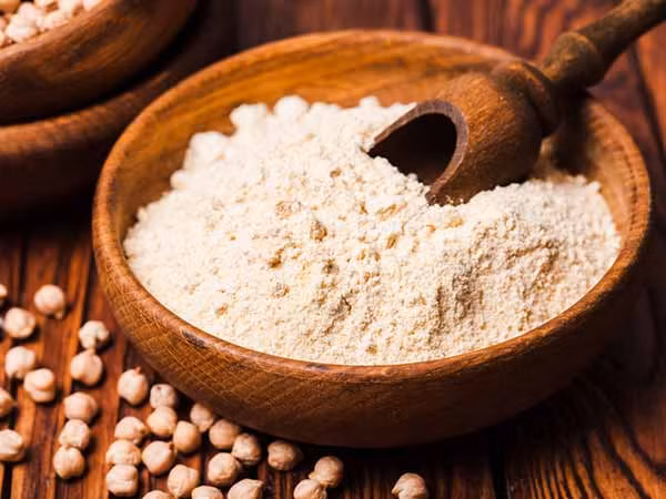 Mặt nạ sữa chua và bột đậu gà chính là loại mặt nạ tẩy da chết dịu nhẹ giúp làm sạch da nhẹ nhàng.
