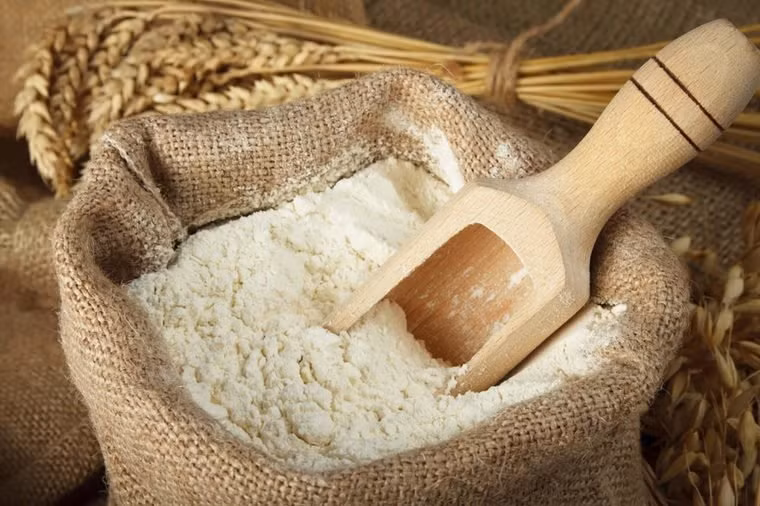 Trong hành trình từ cây lúa mì đến kệ siêu thị, các loại bột có thể đã tiếp xúc với mầm bệnh như E. coli, vì vậy không được ăn bột sống.