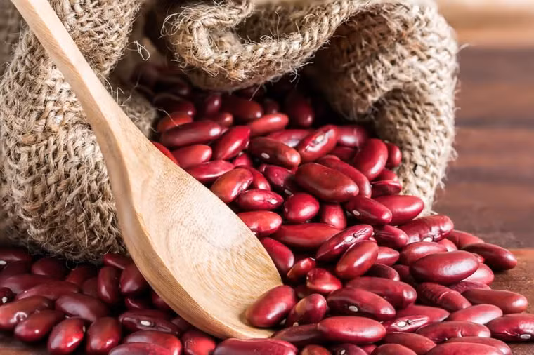 Đậu thận hay đậu tây chứa nhiều protein, chất xơ và chất chống oxy hóa, nhưng ăn sống có thể tàn phá dạ dày của bạn bởi có chứa độc tố phytohemagglutinin, có thể gây khó chịu đường tiêu hóa và các triệu chứng tương tự như ngộ độc thực phẩm.