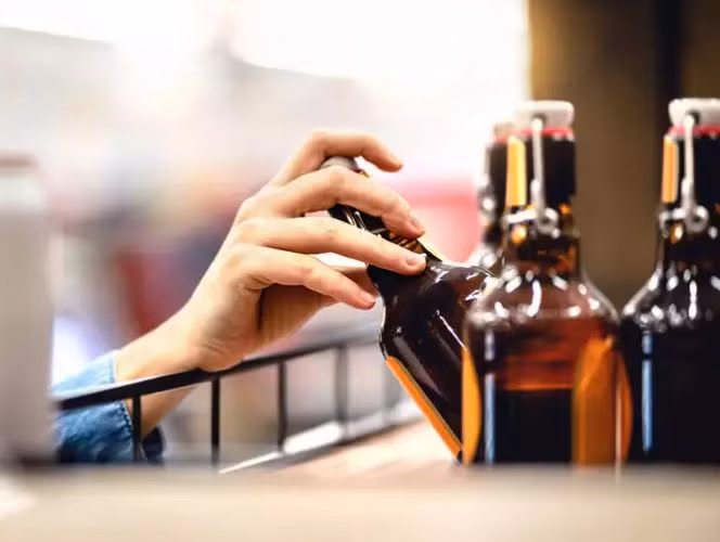 Rượu chắc chắn cũng là loại đồ uống có thể ảnh hưởng nghiêm trọng đến sức khỏe não bộ.