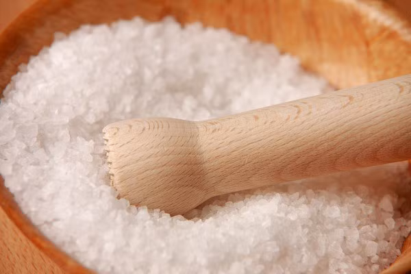 Bên cạnh nghệ và vỏ cây liễu, muối Epsom cũng có tác dụng giảm đau an toàn.