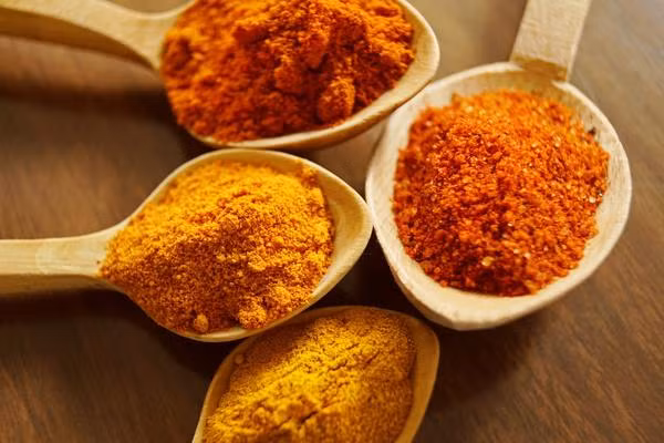 Nghệ là loại gia vị quen thuộc với người Việt Nam, đồng thời nghệ còn chứa một hợp chất gọi là curcumin là chất chống oxy hóa và kháng viêm mạnh mẽ.