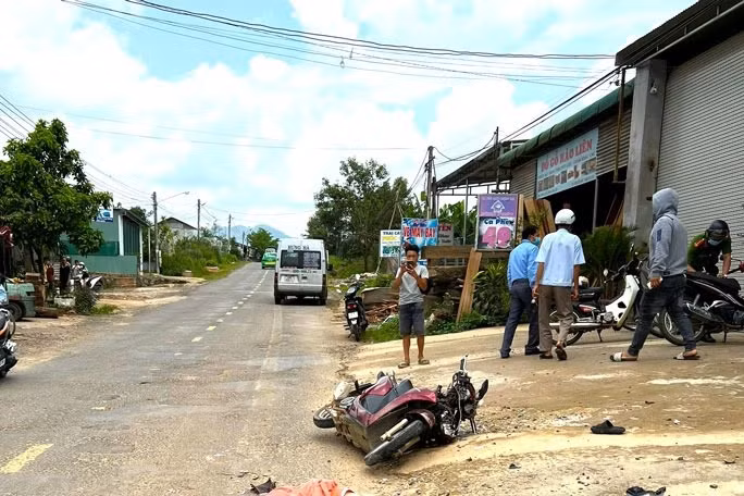 Tin nong 18/4: Phat hien thi the be trai so sinh noi tren mat nuoc-Hinh-5