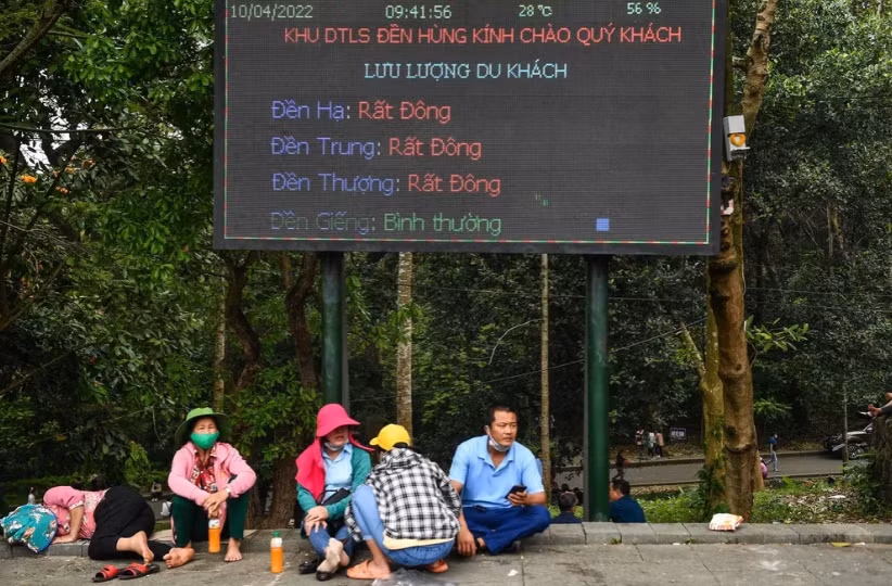Theo ghi nhận trong sáng nay (10/4) lưu lượng du khách tại đền Hạ, đền Trung và đền Thượng ở mức rất đông. (Ảnh:Zing.vn)