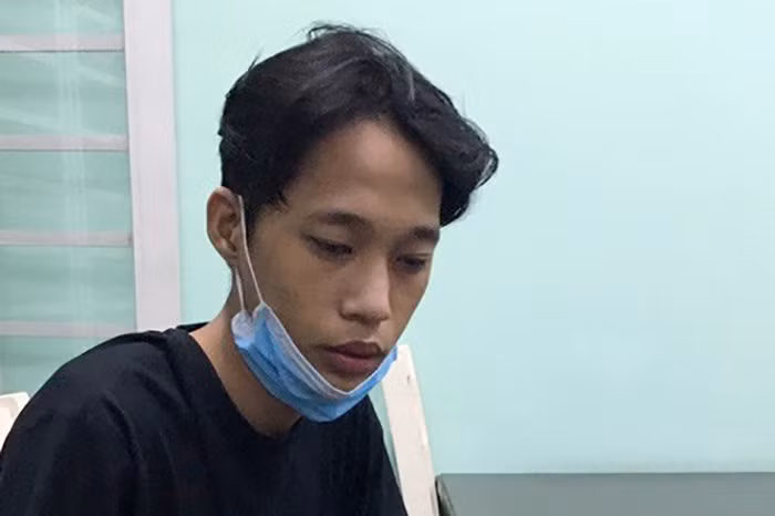  "Quái khách" rút dao đâm gục xe ôm rồi cướp tài sản: Khi tài xế xe ôm chở đến chỗ vắng người ở huyện Bắc Tân Uyên, tỉnh Bình Dương, Nguyễn Chí Bình (20 tuổi, quê Kiên Giang) ngồi sau rút dao đâm tới tấp anh Huỳnh Phụng Hoàng Vân (30 tuổi, quê Trà Vinh) rồi cướp tài sản. Ngày 17/4, Công an huyện Bắc Tân Uyên cho biết đang tạm giữ Bình để điều tra, làm rõ.