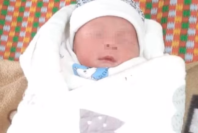  Bé trai bị bỏ bên đường giữa đêm lạnh ở Đắk Nông: Ngày 10/4, UBND thị trấn Đắk Mil, huyện Đắk Mil, tỉnh Đắk Nông, thông báo tìm thân nhân của bé trai sơ sinh bị bỏ rơi giữa đêm lạnh gần cổng Trung tâm Bảo trợ xã hội tỉnh Đắk Nông. Thời điểm phát hiện, trên người cháu bé có quấn một chiếc khăn và một miếng tã lót. Cháu bé kháu khỉnh, nặng khoảng 2,5 kg, cơ thể còn vết máu (nghi mới sinh) và tím tái do nằm ngoài trời lạnh. 