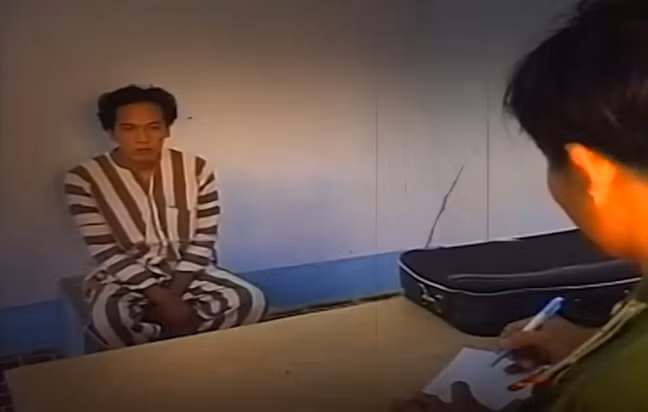 Tại cơ quan đều tra, Minh khẳng định đã gặp vợ chồng ông Cò lần cuối cùng vào ngày 24/6/2001, khi hai người đến thăm gia đình hắn. Minh nhớ rất rõ vì hôm đó là chủ nhật, phải đi lễ nhà thờ. Khi điều tra viên đề cập đến ngày 3/7/2001, Minh đều tự tin, trả lời một cách dứt khoát: từ 9h đến gần 21h ngày 3/7, Minh cùng đứa cháu đến tiệm Vũ tại ấp 2, xã Bình Mỹ (huyện Củ Chi) để sửa xe, thay nhiều món, tổng cộng là 600 ngàn đồng. Do đầu xe còn rung nên hôm sau, Minh tiếp tục mang tới tiệm Vũ sửa, tốn thêm 240 ngàn đồng. Toàn bộ tiền sửa xe do mẹ Minh cho.