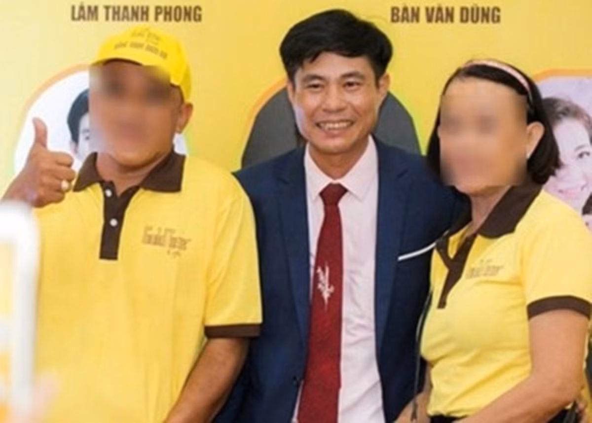 Sau đó nhà đầu tư tiếp tục lôi kéo, kêu gọi người khác tham gia để hưởng lợi nhuận từ "hoa hồng" và tiền thưởng, bán "cổ phiếu nội bộ" của công ty cho người tham gia (thực chất là lấy tiền người tham gia sau để trả thưởng và "hoa hồng" cho người tham gia trước). 
