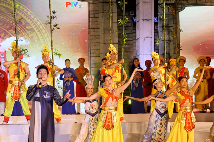 Mãn nhãn với màn pháo hoa tầm cao tại Giỗ Tổ Hùng Vương Man nhan voi man phao hoa tam cao tai Gio To Hung Vuong