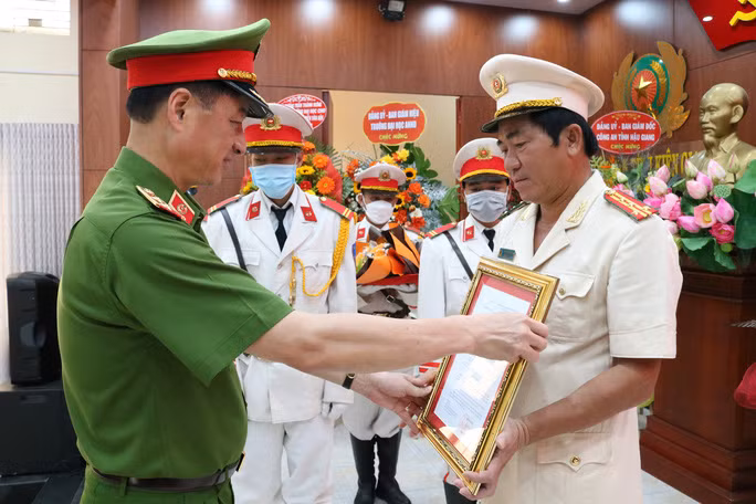 Chiều 12/4, tại Công an tỉnh Kiên Giang đã diễn ra lễ công bố quyết định của Bộ trưởng Bộ Công an về việc điều động, bổ nhiệm đại tá Nguyễn Văn Hận - Phó Giám đốc Công an tỉnh Bạc Liêu, đến giữ chức vụ Giám đốc Công an tỉnh Kiên Giang, thay đại tá Đỗ Triệu Phong đã được Bộ Công an điều động và bổ nhiệm giữ chức Cục trưởng Cục Quản lý xuất nhập cảnh. 