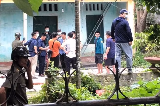 Theo đó, Hà bị bắt tại một nhà hoang cách hiện trường gây án không xa. Khi bị khống chế, người phụ nữ này có tâm lý ổn định, không chống đối. Hiện Công an tỉnh Bắc Giang đang lấy lời khai nghi phạm để làm rõ vụ án mạng xảy ra tại thị trấn Nhã Nam, huyện Tân Yên. 