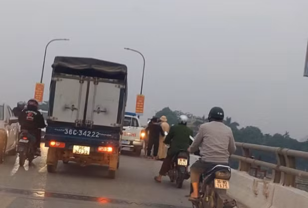 CSGT kịp thời ngăn cô gái trẻ có ý định nhảy cầu CSGT kip thoi ngan co gai tre co y dinh nhay cau