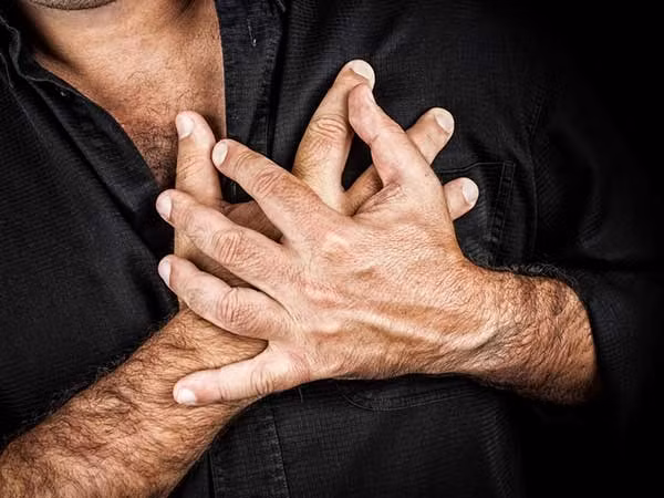 Tức ngực. Nó là một trong những triệu chứng quan trọng nhất của bệnh tim mà chúng ta thường bỏ qua. Có thể bạn không biết về các loại đau nhưng điều đó không có nghĩa là bạn có thể dùng bất cứ loại thuốc giảm đau nào. Nếu bạn cảm thấy có áp lực lớn dưới xương ngực, đừng bỏ qua.