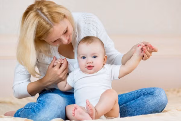 Tập ngồi cho trẻ quá sớm. Việc cho trẻ học ngồi quá sớm có thể ảnh hưởng tới sự phát triển xương cột sống gây biến dạng xương cột sống. Với trẻ bị còi xương, các chuyên gia khuyên là không nên ngồi hay đứng nhiều.