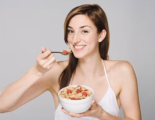 Ăn đúng lúc. Ăn trước khi bạn đói và ngừng trước khi bạn no. Chúng ta thường ăn nhiều hơn khi đói nên để phòng ngừa bạn đừng để quá đói mới ăn. Nên ăn chậm rãi và dừng trước khi no bằng cách uống một cốc nước.