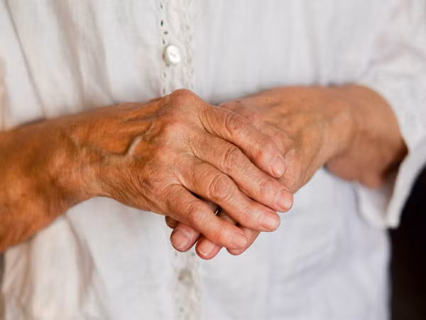 Ăn dứa làm trầm trọng thêm tình trạng viêm khớp. Mùa đông nhiều người phải chịu đựng những cơn đau khớp hành hạ, nếu bạn ăn dứa vào mùa đông sẽ khiến cơn đau này thêm nặng nề.