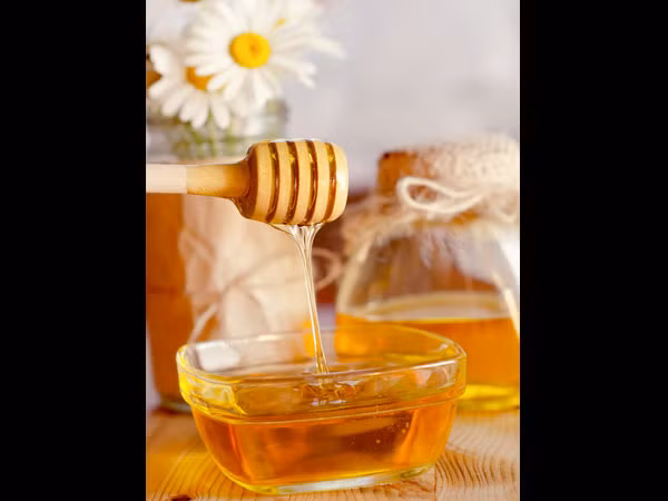 Mật ong. Trộn đều nửa thìa cafe bột quế với 1 muỗng canh mật ong, áp dụng hỗn hợp này lên vùng da bị sẹo lồi để qua đêm hoặc ít nhất 30 phút rồi rửa sạch bằng nước ấm.