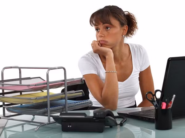 Ngủ quá ít. Ngủ không đủ giấc khiến bạn thấy mệt mỏi và khuôn mặt sẽ là nơi biểu hiện sự mệt mỏi rõ nhất, với những vết quầng thâm trên mắt và làn da nhăn nheo. Bạn nên ngủ đủ 8- 9 tiếng một ngày để đảm bảo sức khoẻ.