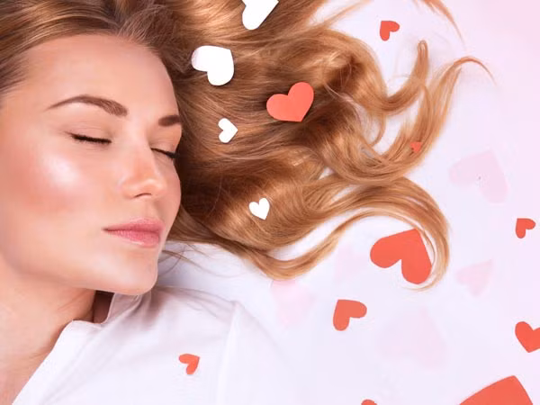 Không tẩy trang trước khi đi ngủ. Khi lỗ chân lông bị bít kín bởi lớp trang điểm, da sẽ khó thở dẫn đến khó lưu thông và giảm khả năng tự phục hồi, tái tạo. Nguy hại hơn, các thành phần hóa chất trong mỹ phẩm trang điểm sẽ phá hủy các tế bào da, khiến da bạn xuất hiện các dấu hiệu lão hóa sớm như: nếp nhăn, chảy xệ, nám, tàn nhang…