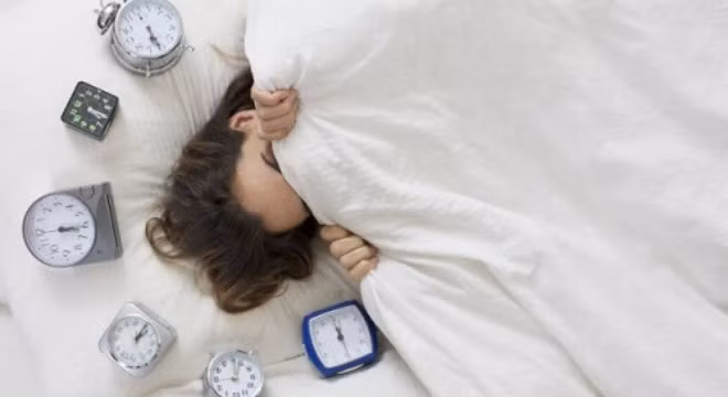 Ngủ nướng. Do thời tiết lạnh, hầu hết mọi người đều thay đổi thói quen ngủ của mình trong mùa đông như đi ngủ sớm hơn và thức dậy muộn hơn vào sáng hôm sau. Nhưng các nghiên cứu đã tìm thấy mối liên hệ giữa thói quen ngủ quá nhiều với nguy cơ mắc bệnh tiểu đường và bệnh tim. Giữ thói quen ngủ đúng giờ, đủ giấc sẽ khiến cơ thể bạn dẻo dai, tránh uể oải, mệt mỏi và tránh các bệnh nghiêm trọng khác.
